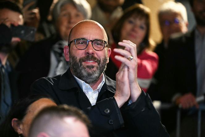 Vincent Bouget, candidato pela União da Esquerda em Nîmes, reage ao anúncio dos resultados da segunda volta das eleições autárquicas, na sua sede de campanha, 22 de março de 2026.