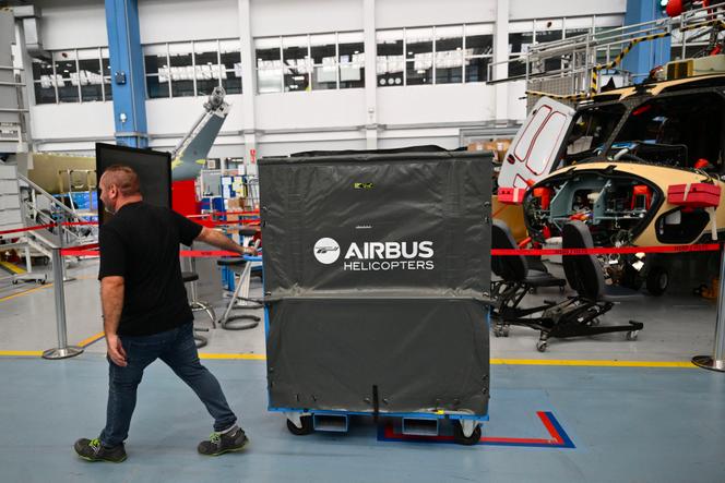 Na linha de montagem final dos helicópteros Airbus H160, na fábrica de Marignane (Bouches-du-Rhône), 24 de julho de 2025.