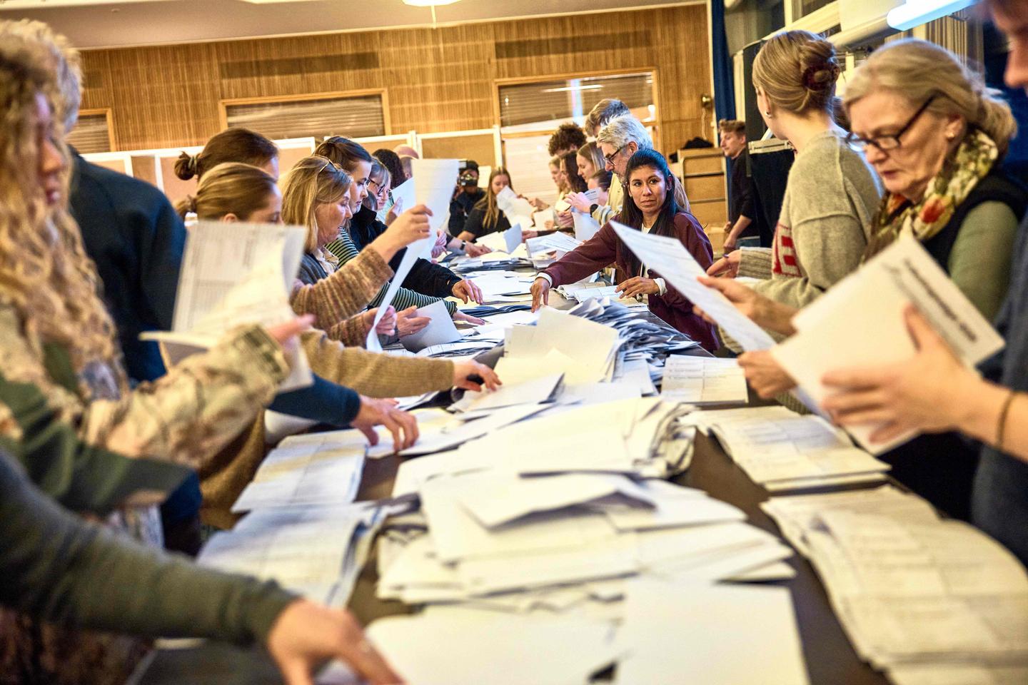 Elections législatives au Danemark : les sociaux-démocrates de Mette Frederiksen en tête mais fragilisés, forte progression de l’extrême droite