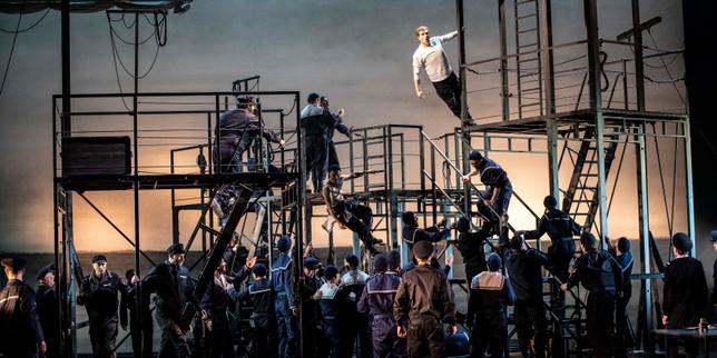 A l’Opéra de Lyon, le « Billy Budd » de Benjamin Britten au tribunal de la culpabilité