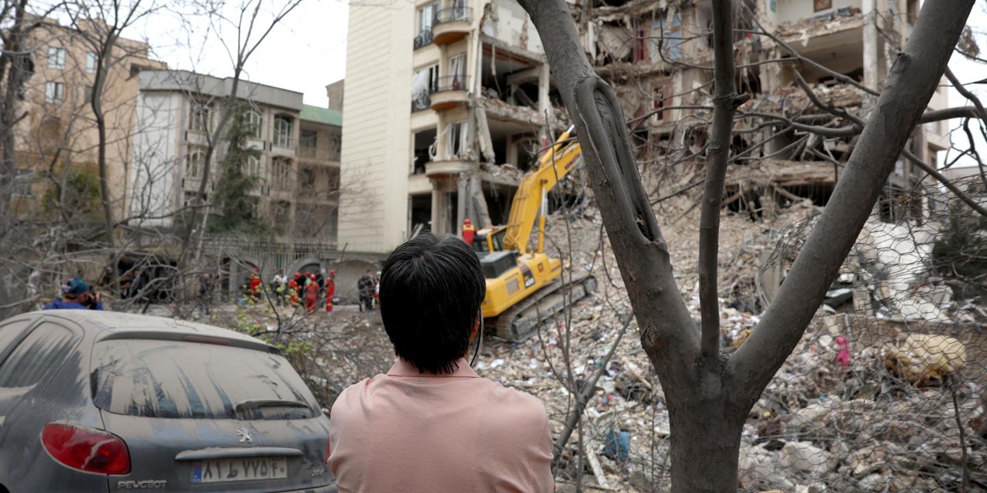 des bombardements d’infrastructures énergétiques en Iran signalés par l’agence de presse du pays ; en France, un conseil de défense prévu ce mardi