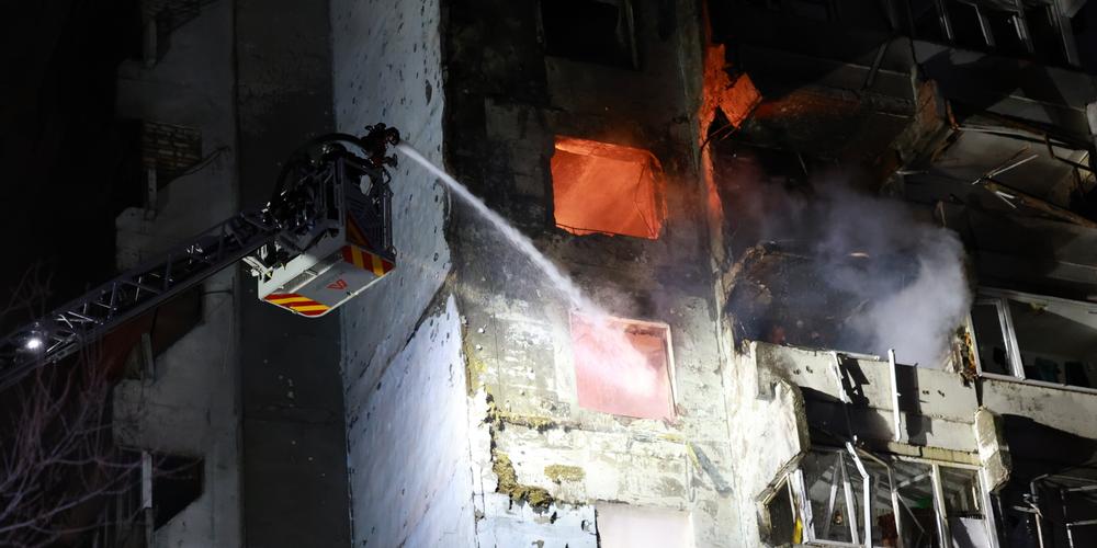 Sur le site d’une frappe de drone russe sur un immeuble d’habitation, à Zaporijia (Ukraine), le 24 mars 2026. - KATERYNA KLOCHKO/AP