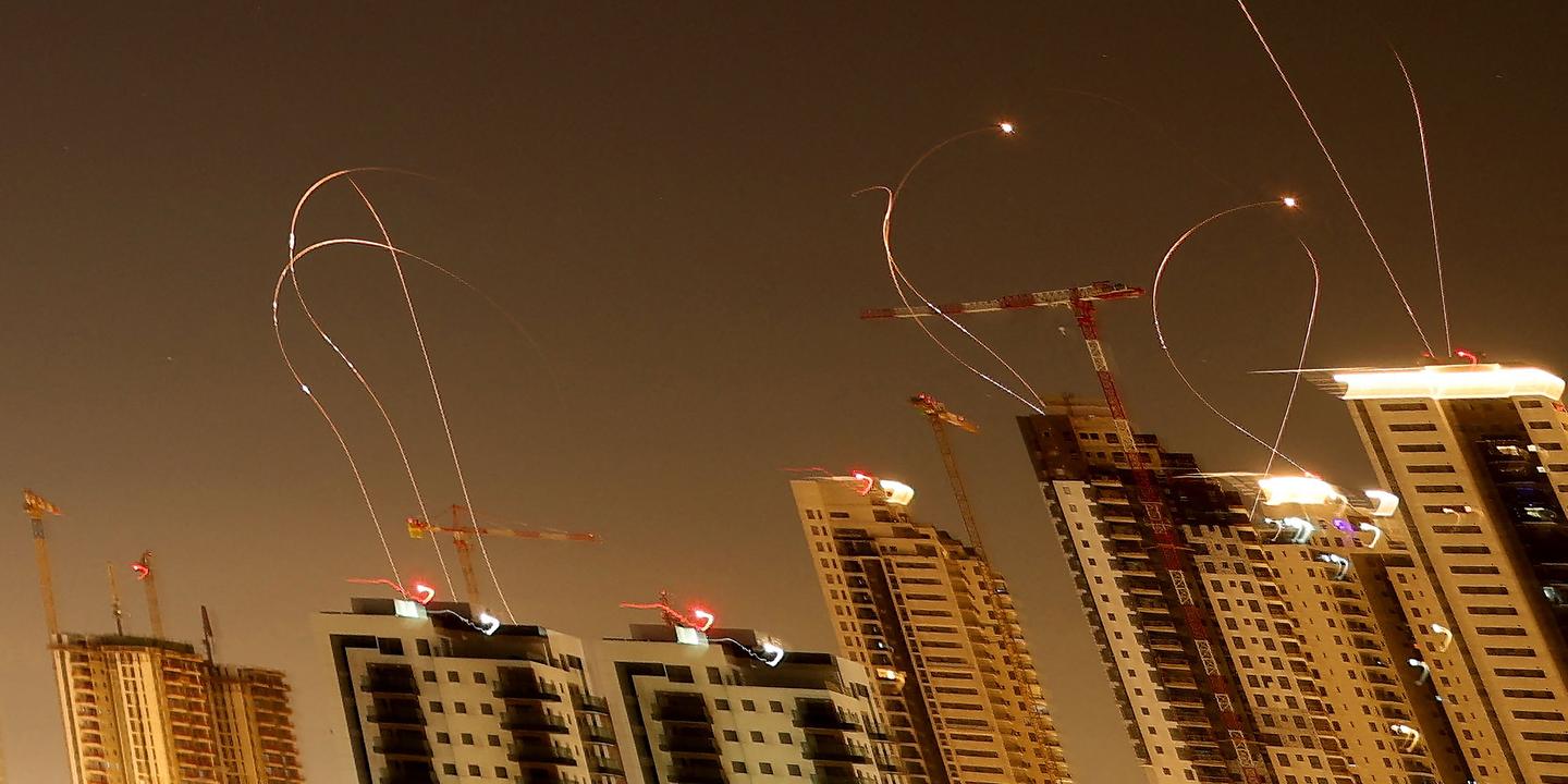 Israël visé par des salves de missiles iraniens ; des raids israéliens menés dans la banlieue sud de Beyrouth