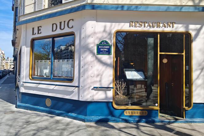 The corner façade of Le Duc restaurant, in the 14th arrondissement of Paris, evokes the hull of a ship.