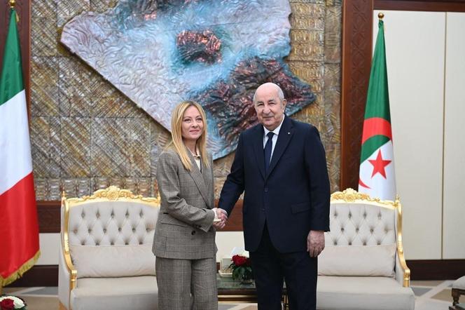 Sur une photo diffusée sur la page Facebook de la présidence algérienne, la présidente du conseil italien, Giorgia Meloni, et le président algérien, Abdelmadjid Tebboune, à Alger, le 25 mars 2026.