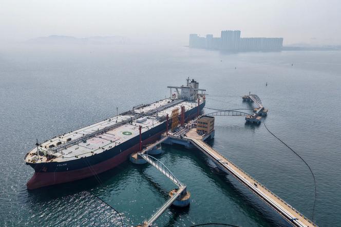 Un pétrolier décharge du pétrole brut dans le port de Qingdao, dans la province du Shandong, à l’est de la Chine, le 25 mars 2026.