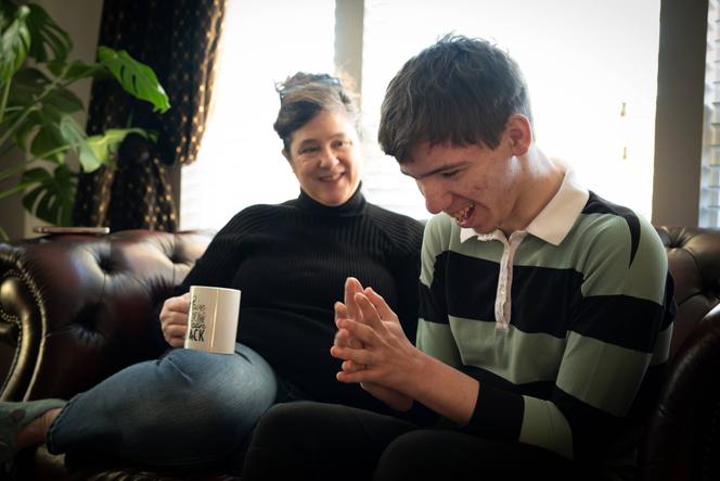 Beth Hodges et son fils Jack, âgé de 19 ans, atteint d’un trouble épileptique rare appelé syndrome de Dravet, ainsi que d’autisme, à Fort Mill (Caroline du Sud), le 27 mars 2025.