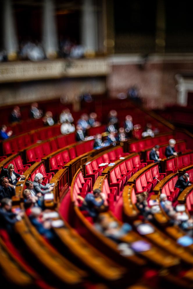 Les bancs de droite lors de la séance des questions au gouvernement, à l’Assemblée nationale, à Paris, le 24 mars 2026.