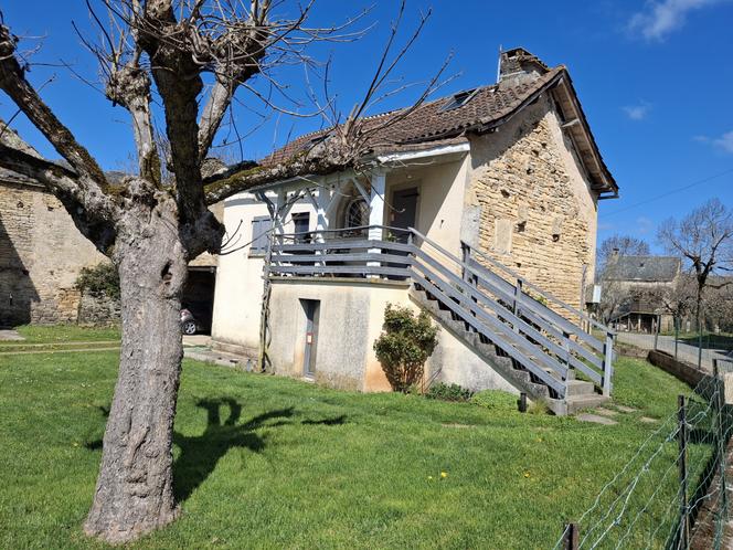 Na casa do principal suspeito do desaparecimento de sua ex-companheira e de seu filho, em Vailhourles (Aveyron), 24 de março de 2026. 