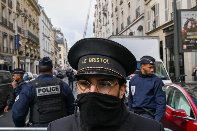 Lors de l’incendie au palace Le Bristol, à Paris, le 25 mars 2026.