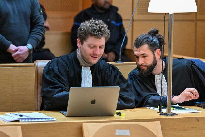 Jules Briquet et Baptiste Monnot, avocats de la défense lors du procès d’assises de Théo Denner pour viols, agressions sexuelles et atteintes à l’intimité, à la cour criminelle départementale du Doubs (Besançon), le 10 mars 2026.