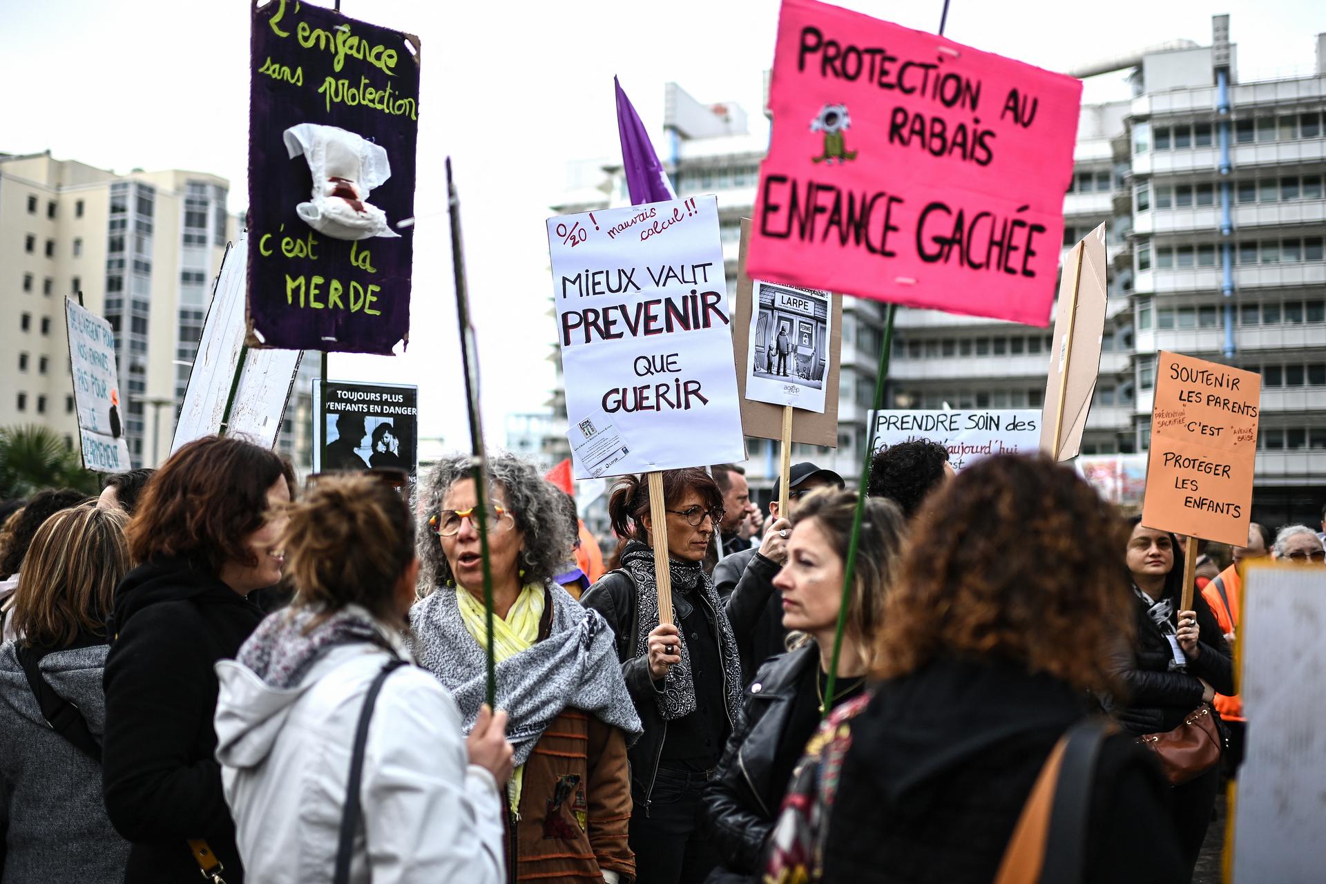 Une manifestation visant à réclamer de meilleures conditions de travail dans les secteurs de la santé et du social, à Bordeaux, le 31 mars 2025.