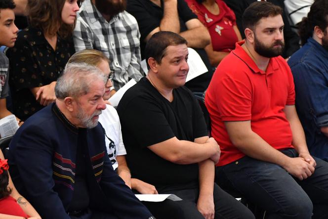 Luiz Inacio Lula da Silva (à gauche), en compagnie de ses fils, Fabio Luis (au centre) et Luis Claudio, à Sao Bernardo do Campo (Brésil), le 3 février 2018.