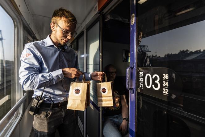 Un serveur sert le petit déjeuner à bord d’un train de nuit European Sleeper reliant Bruxelles, Amsterdam et Berlin, à la gare de Deventer (Pays-Bas), le 26 mai 2023.