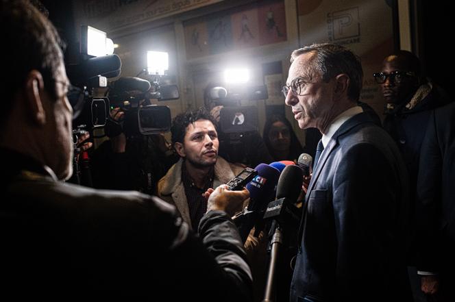 O presidente do partido, Bruno Retailleau, responde aos jornalistas após o gabinete político republicano, em Paris, 24 de março de 2026.