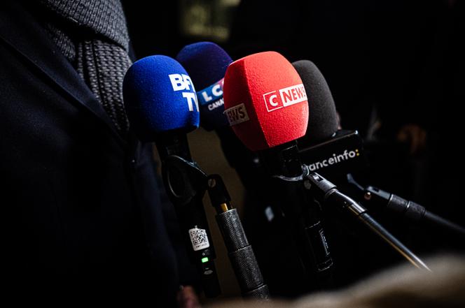 Des bonnettes de BFM-TV, LCI, CNews et Franceinfo, à l’issue du bureau politique des Républicains, à Paris, le 24 mars 2026.