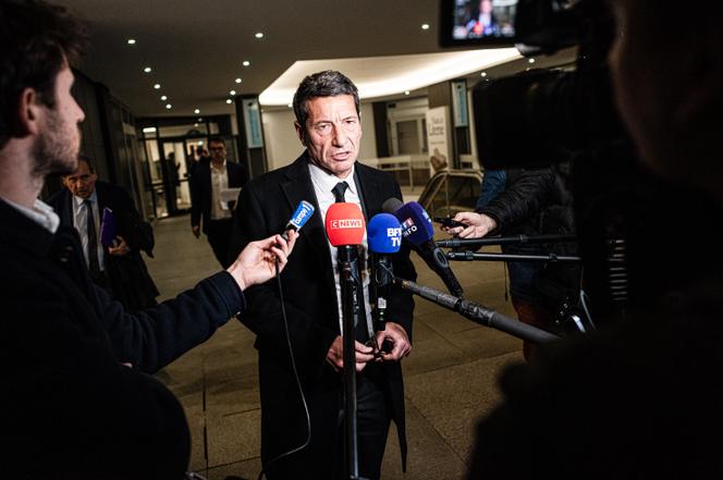 O prefeito de Cannes, David Lisnard, responde aos jornalistas após o cargo político republicano, em Paris, 24 de março de 2026.