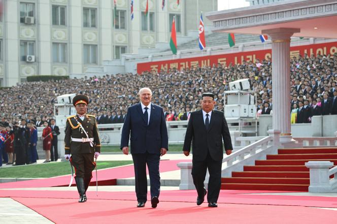 Le président biélorusse, Alexandre Loukachenko, et le dirigeant nord-coréen Kim Jong-un (à droite), à Pyongyang, le 25 mars 2026.