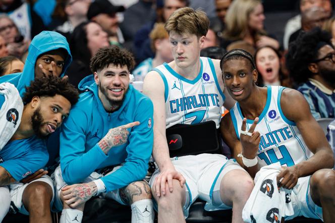 Miles Bridges, Brandon Miller, LaMelo Ball, Kon Knueppel e Moussa Diabaté, em Charlotte, 25 de março de 2026.