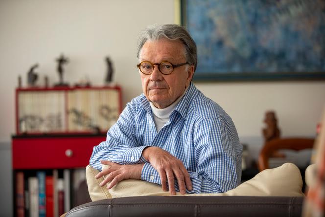 Gérard Le Gall politologue, conseiller politique à la direction du Parti socialiste, chez lui, à Paris, en 2023.