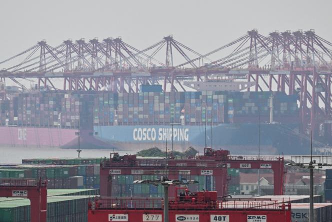 Un cargo de la compagnie Cosco au port en eau profonde de Yangshan, près de Shanghaï, dans la province du Zhejiang, dans l’est de la Chine, le 3 juin 2025.