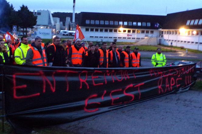 Des salariés de l’usine Entremont en grève, à Missiriac (Morbihan), le 10 janvier 2025.