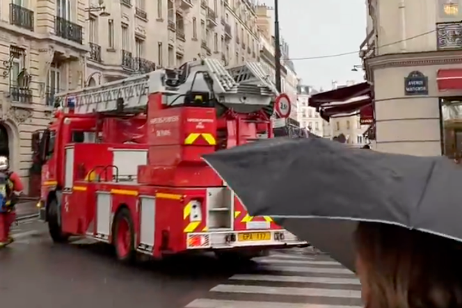 Image tirée d’une vidéo publiée sur X montrant l’intervention des pompiers au palace Le Bristol, à Paris, le 25 mars 2026.