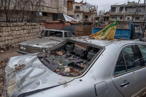 Un drapeau du Hezbollah sur une voiture détruite par une frappe israélienne, à Nabi Chit (Liban), le 26 mars 2026.