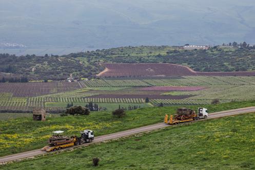 Un char et un bulldozer israéliens sont transportés près de la frontière libanaise, dans le nord d’Israël, le 26 mars 2026.