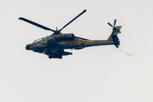 Un hélicoptère d’attaque AH-64 Apache de l’armée de l’air israélienne survole la frontière entre le nord d’Israël et le sud du Liban, le 26 mars 2026.