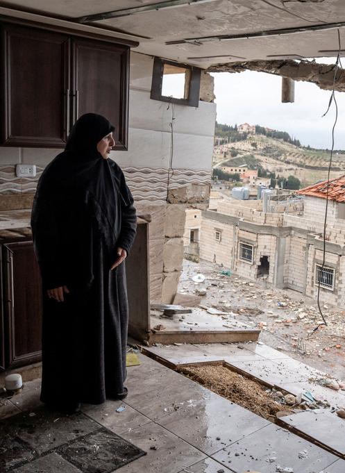 Um Hamed, déplacée de Nabi Chit (Liban) suite aux frappes israéliennes, retourne dans sa maison endommagée, le 26 mars 2026.