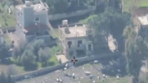 Uma imagem retirada de um vídeo divulgado pelo exército israelense em 26 de março de 2026 mostra o que o exército israelense apresenta como um ataque a um prédio onde estavam posicionados militantes do Hezbollah, em uma área localizada no sul do Líbano.