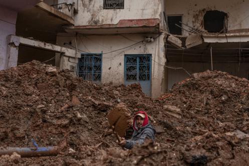 Un habitant creuse à la pelle un cratère créé par une frappe israélienne, à Nabi Chit (Liban), le 26 mars 2026.