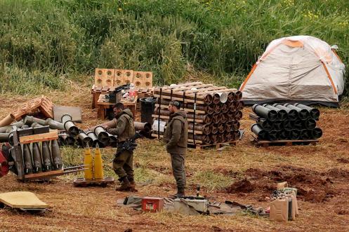 Des soldats de l’armée israélienne, à côté de stocks d’obus d’artillerie, près de la frontière avec le Liban, au nord d’Israël, le 26 mars 2026.