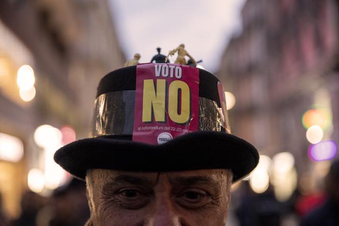 Lors d’une manifestation contre la présidente du conseil italien, Giorgia Meloni, à la suite des résultats du référendum constitutionnel, à Naples, le 23 mars 2026.