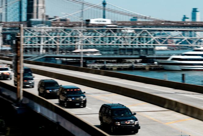 Uma procissão de veículos que, segundo algumas fontes, transportaria o ex-presidente venezuelano Nicolás Maduro após uma audiência no tribunal de Nova York, em 26 de março de 2026. 