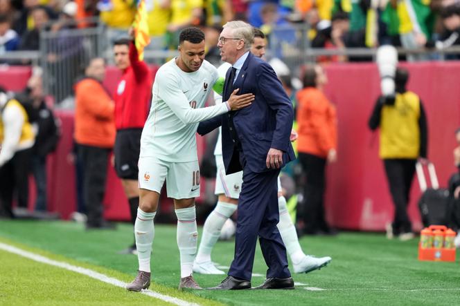 No início do encontro, o capitão da seleção francesa, Kylian Mbappé, veio cumprimentar seu ex-técnico no Real Madrid, Carlo Ancelotti, hoje técnico do Brasil. Cena ocorrida durante o jogo, que rendeu alguns assobios das arquibancadas. Em Foxborough (Massachusetts, Estados Unidos), 26 de março de 2026.