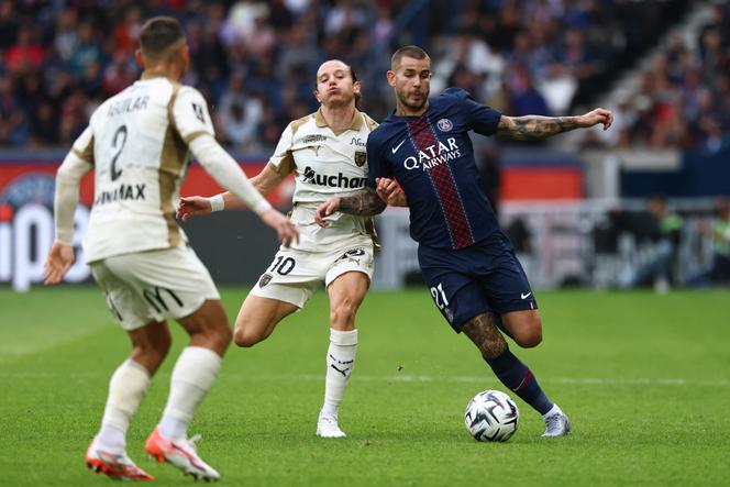 Le joueur de Lens Florian Thauvin face au Parisien Lucas Hernandez, lors du match de Ligue 1 entre le PSG et Lens au Parc des Princes de Paris, le 14 septembre 2025. 