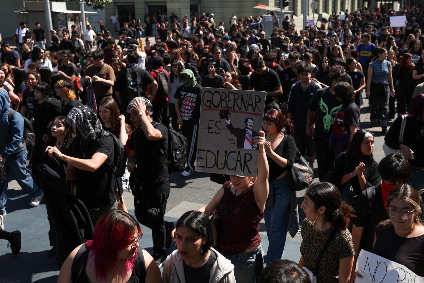 Au Chili, des milliers d’étudiants dans les rues de Santiago contre la politique d’austérité du nouveau président Kast