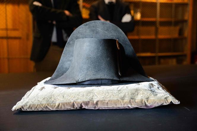 Le bicorne récemment authentifié comme ayant appartenu à Napoléon Bonaparte, dans la bibliothèque du château de Chantilly (Oise), le 26 mars 2026.