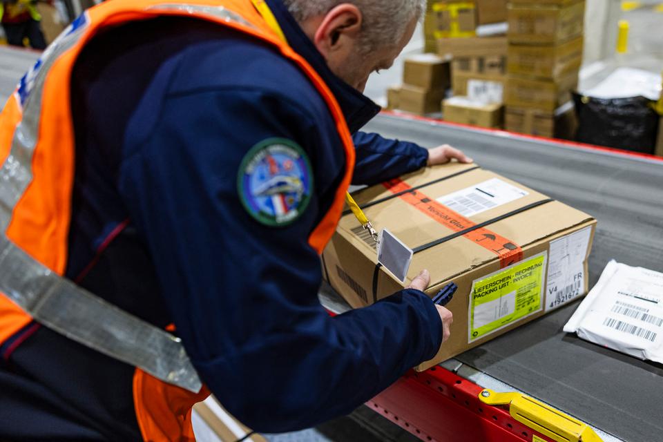 EU is targeting small parcels from Shein, Temu and other Chinese e ...