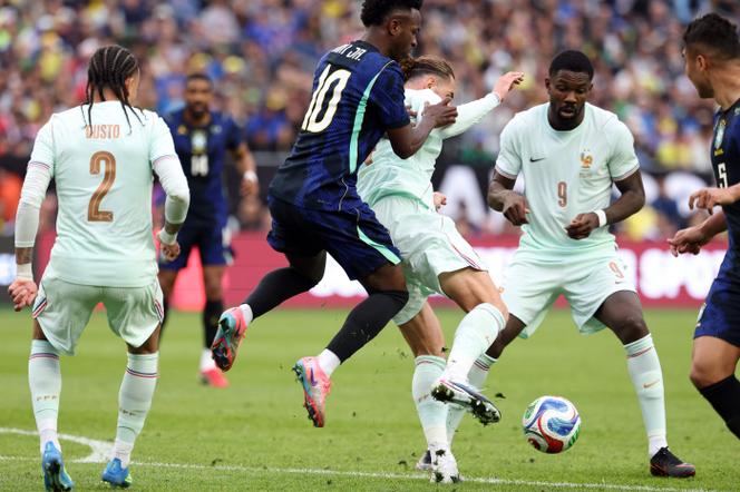 Les joueurs de l’équipe de France masculine de football, Malo Gusto, Adrien Rabiot et Marcus Thuram, lors d’un match face au Brésil, à Foxborough (Massachusetts), le 26 mars 2026.