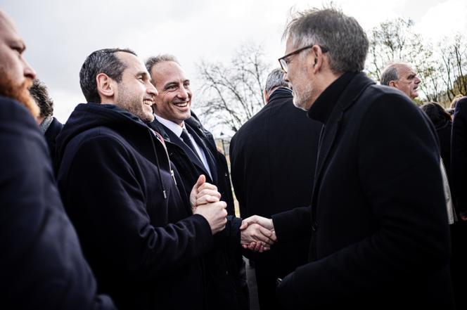 Raphaël Glucksmann e Olivier Faure, antes da cerimónia de homenagem nacional a Lionel Jospin, no Hôtel des Invalides, em Paris, 26 de março de 2026.