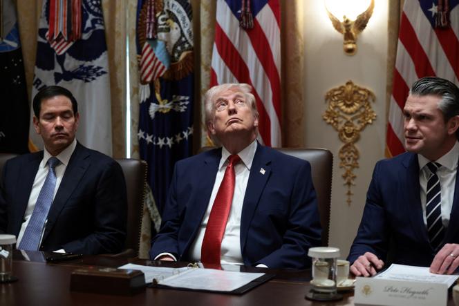 A partir da esquerda, o secretário de Estado dos EUA, Marco Rubio, Donald Trump e o secretário de Defesa Pete Hegseth na Casa Branca em Washington, 26 de março de 2026.