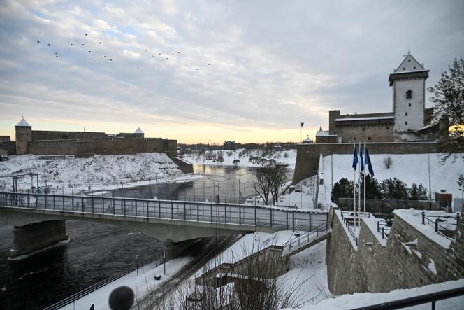 Ivangorod, en Russie (à gauche), et Narva, en Estonie, séparées par le fleuve Narva, le 15 janvier 2026.   