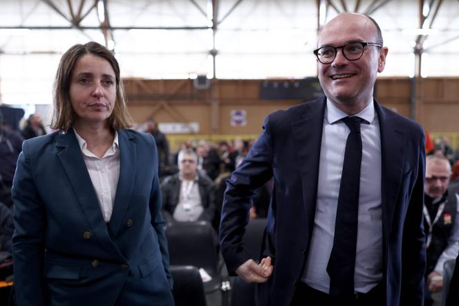La secrétaire générale de la CGT, Sophie Binet, et le ministre délégué à l’industrie, Sébastien Martin, au Pont-de-Claix (Isère), le 26 mars 2026.