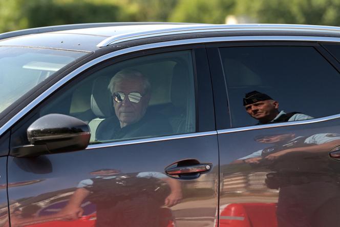 L’arrivée de l’ex-évêque Jean-Michel di Falco aux funérailles d’Alain Delon, à Douchy, dans le Loiret, le 24 août 2024.