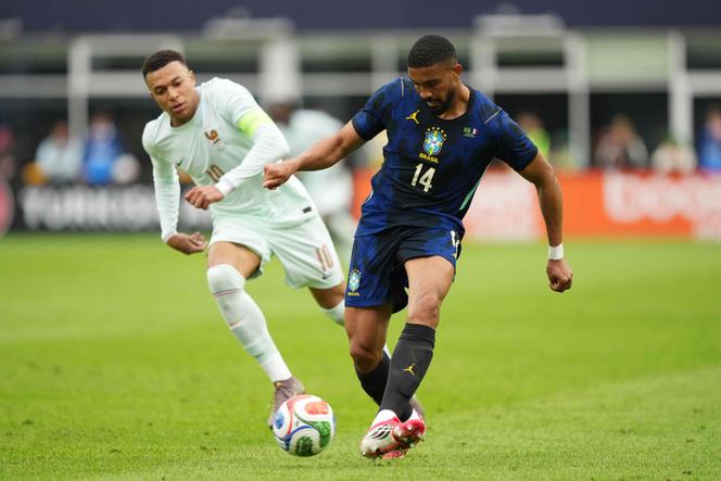 Kylian Mbappé e Bremer, no amistoso França-França (2 a 1), em Foxborough (Massachusetts), no dia 26 de março de 2026. Ambos marcaram na partida.