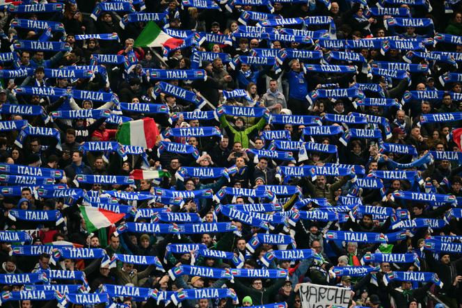 Torcedores italianos durante a partida Itália x Irlanda do Norte, em Bérgamo (Itália), em 26 de março de 2026.