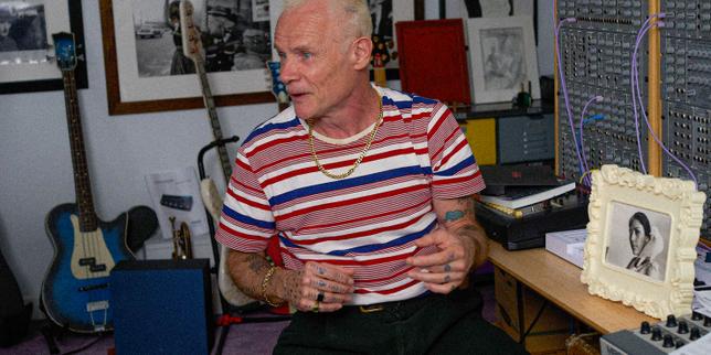 Flea, le bassiste des Red Hot Chili Peppers, s’offre un retour revigorant à ses racines jazz avec l’album « Honora »